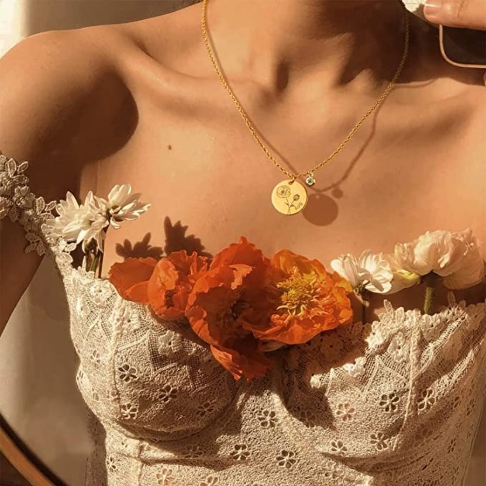 18k Gold Engraved Custom Floral Pendant Necklaces Dainty Birth Month Flower Disc - Picture 2 of 3